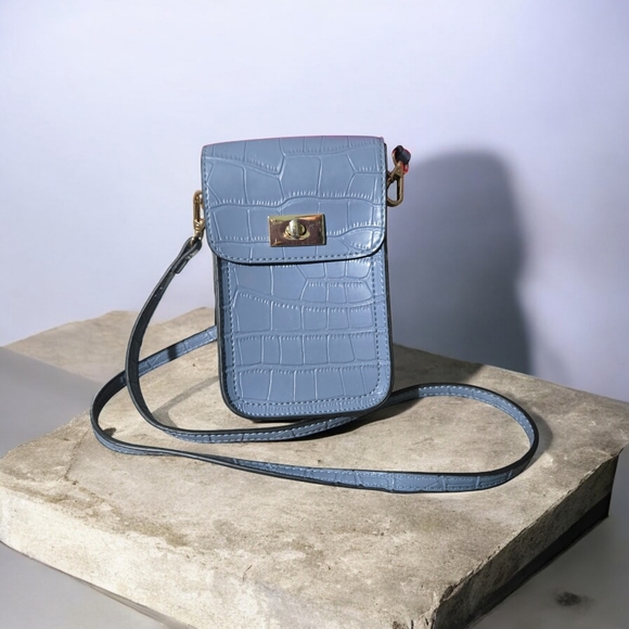Mellow World Handbags - Mellow World Blue Croc-Embossed Touch Screen Crossbody Phone Bag (EUC)